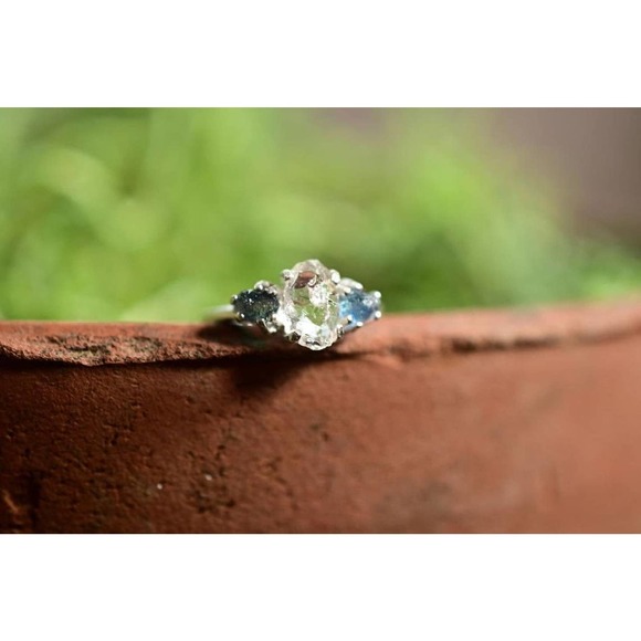 Raw sapphire ring, alternative engagement ring, Montana sapphire ring - Picture 2 of 9